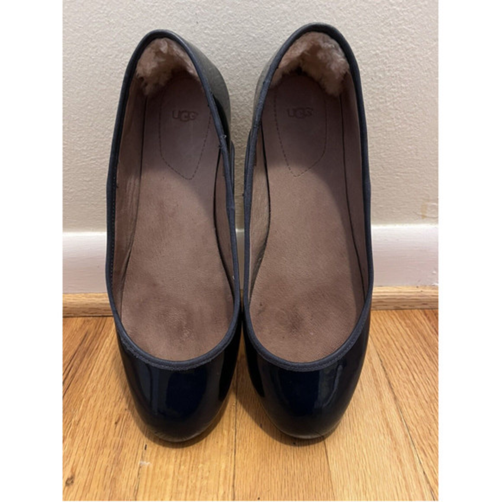 UGG Women’s Navy Blue Patent Leather Flats Size 7.5‎
